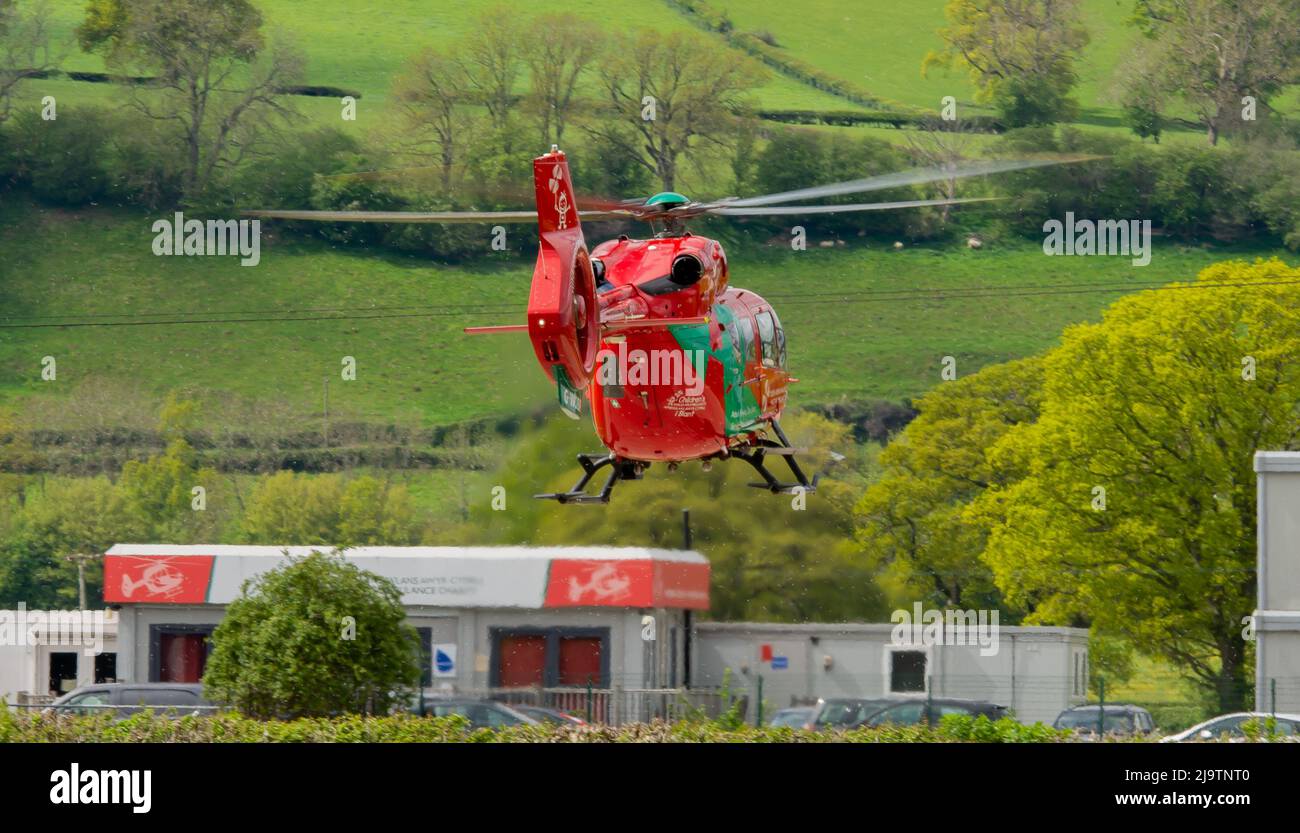 Dies ist die Wales Air Ambulance Landung auf Welshpool Flughafen. Rufzeichen von G-WOBR. Stockfoto