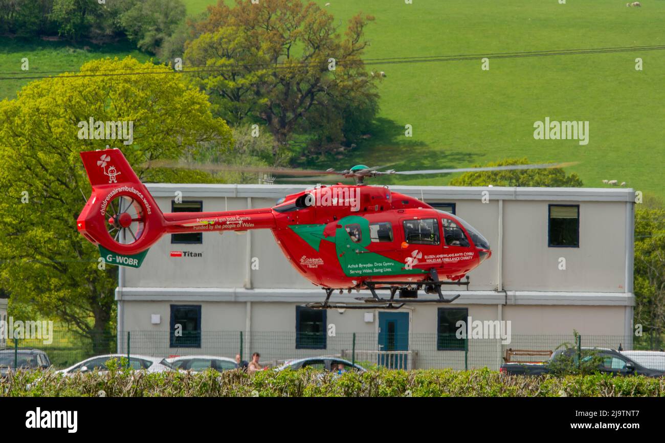 Dies ist die Wales Air Ambulance Landung auf Welshpool Flughafen. Rufzeichen von G-WOBR. Stockfoto