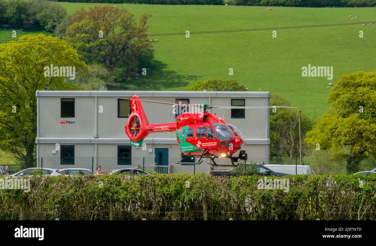 Dies ist die Wales Air Ambulance Landung auf Welshpool Flughafen. Rufzeichen von G-WOBR. Stockfoto