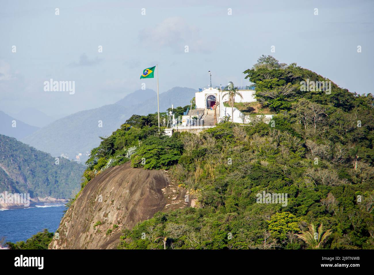 Pedra do Leme von der Spitze eines Gebäudes im Viertel der Paco-Küste in Rio de Janeiro aus gesehen. Stockfoto