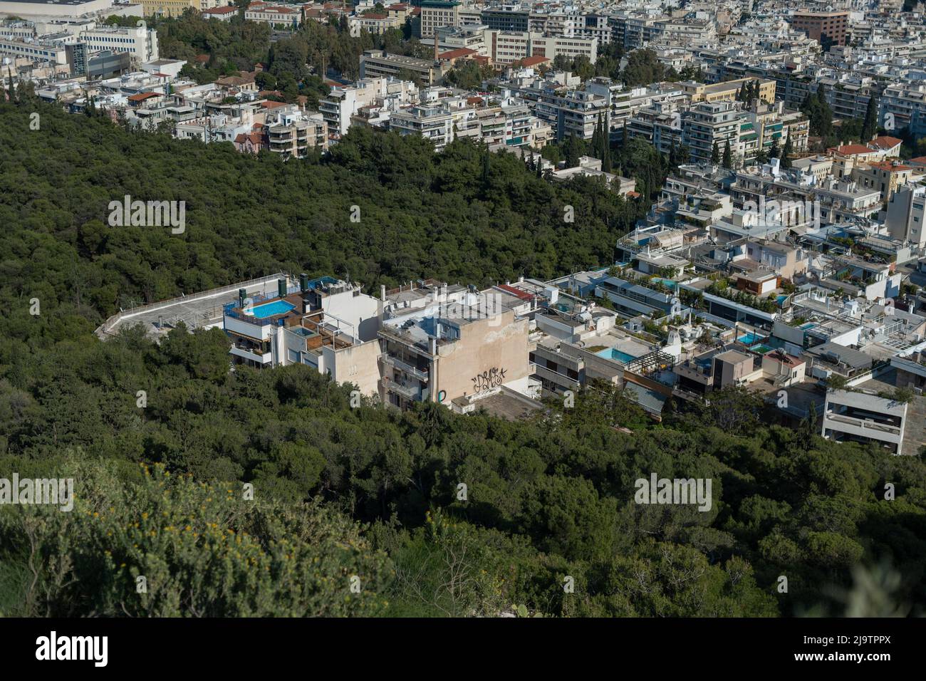 Vom Lycabettus-Hügel in Athen aus kann man die Pools auf dem Dach sehen Stockfoto