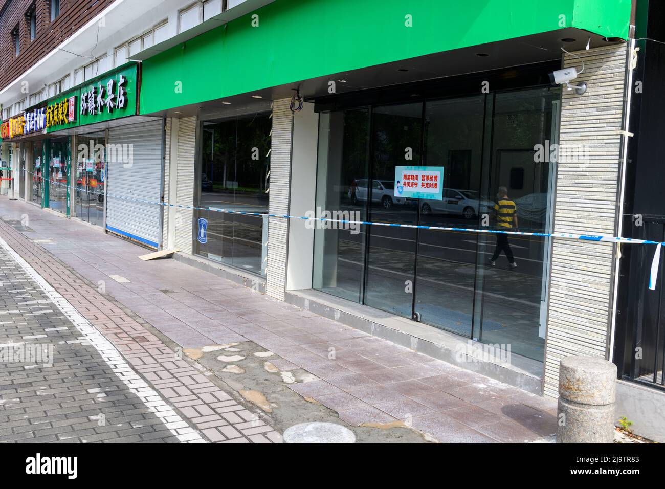 Die Geschäfte werden während der COVID-19 Pandemiesperre in Shanghai offiziell verschlossen. Stockfoto