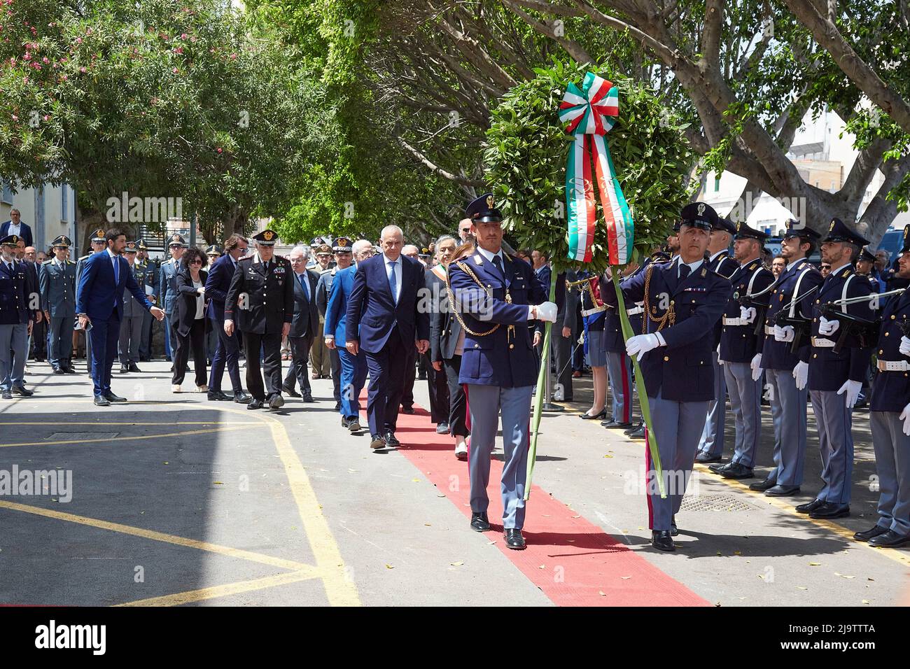 23. Mai 2022, Palermo, Sizilien, Italien: Vor dreißig Jahren tötete die sizilianische Mafia Richter Giovanni Falcone mit einer Bombe in Capaci, unter der Autobahn, die den Flughafen mit dem Zentrum von Palermo verband...Anti-Mafia-Strafverfolgungsrichter Falcone, seine Frau, Frau, Und drei Mitglieder seiner Polizeieskorte, Rocco Di Cillo, Vito Schifani und Antonio Montinaro, waren killed...Commemoration des Massakers von Capaci in der Polizeistation ''Pietro Lungaro''' in Palermo, Sizilien. (Bild: © Victoria Herranz/ZUMA Press Wire) Stockfoto