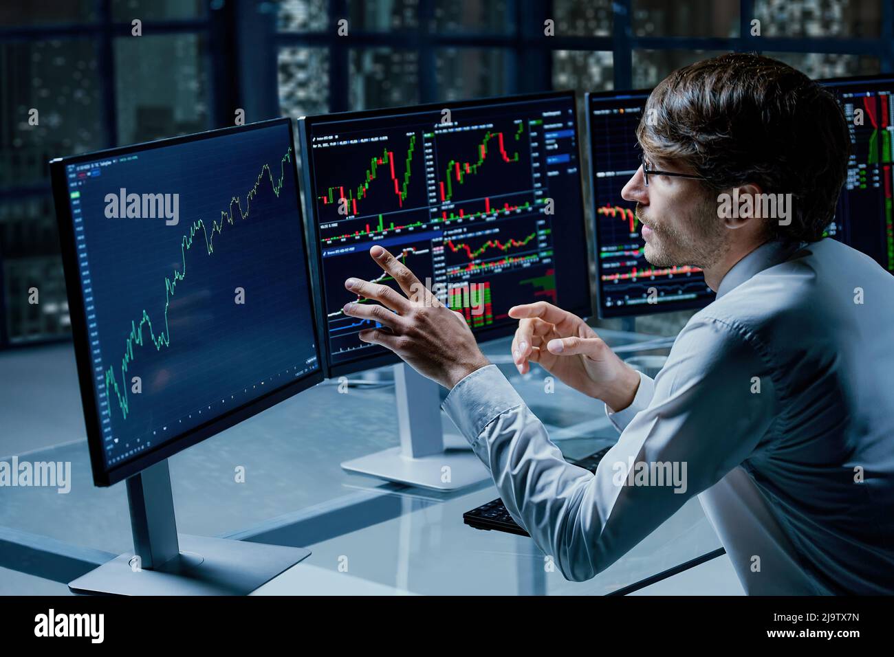 Nachdenklicher Geschäftsmann, der auf den Computerbildschirm zeigt, Stockfoto