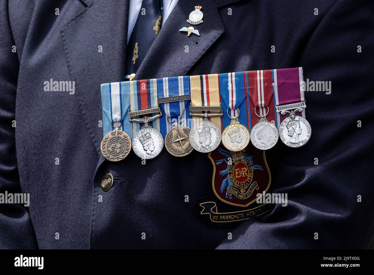 Medaillen, die stolz auf der Brust eines Veteranen-Soldaten getragen werden, der am Trommelkopfdienst teilnimmt, um die Gedenkstätten den alliierten Luftlandestruppen und zu widmen Stockfoto