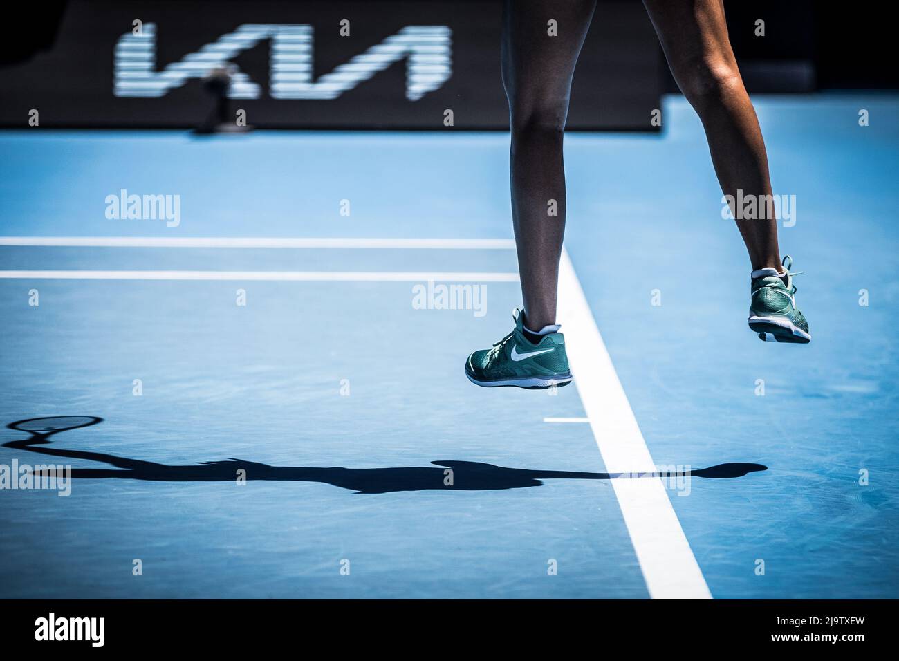 MELBOURNE, AUSTRALIEN - 25. JANUAR: Beindetails von Madison Keys aus den USA, als sie Barbora Krejcikova aus Tschechien am 9. Tag des 2022. Austral besiegt Stockfoto