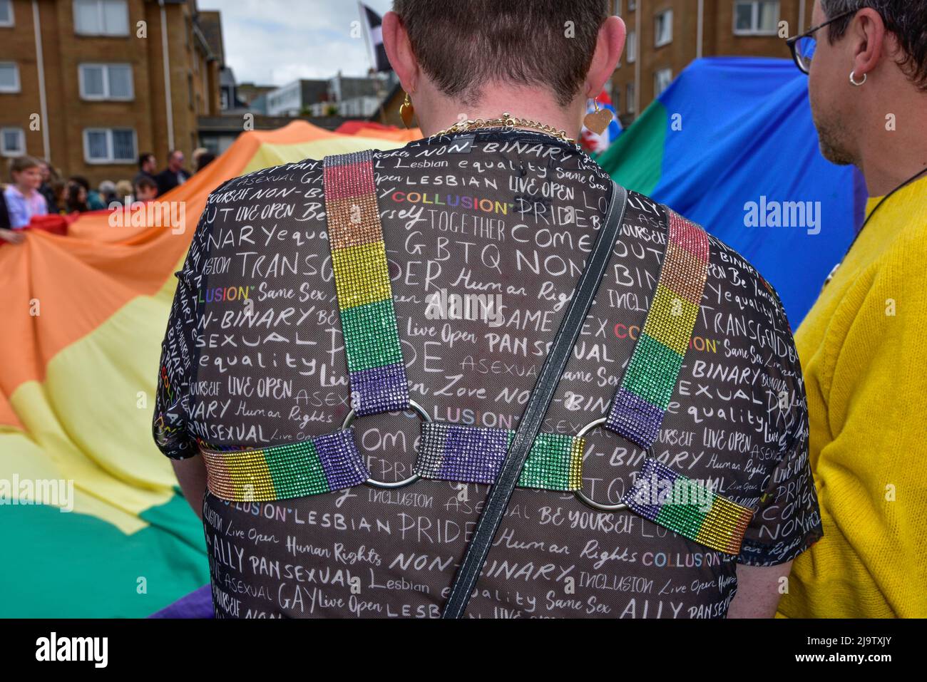 Das T-Shirt, das ein Teilnehmer der farbenfrohen Cornwall Prides Pride Parade im britischen Stadtzentrum von Newquay trägt. Stockfoto