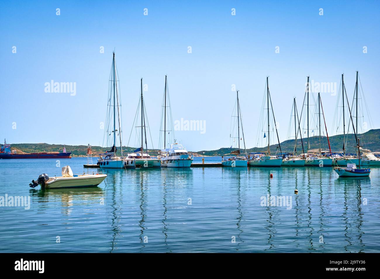 Segelyachten und Boote im Hafen der griechischen Insel, Mittelmeer, klaren blauen Himmel und Meerwasser. Sommerunterhaltung, Spaß beim Segeln, Angeln, Hobby Stockfoto