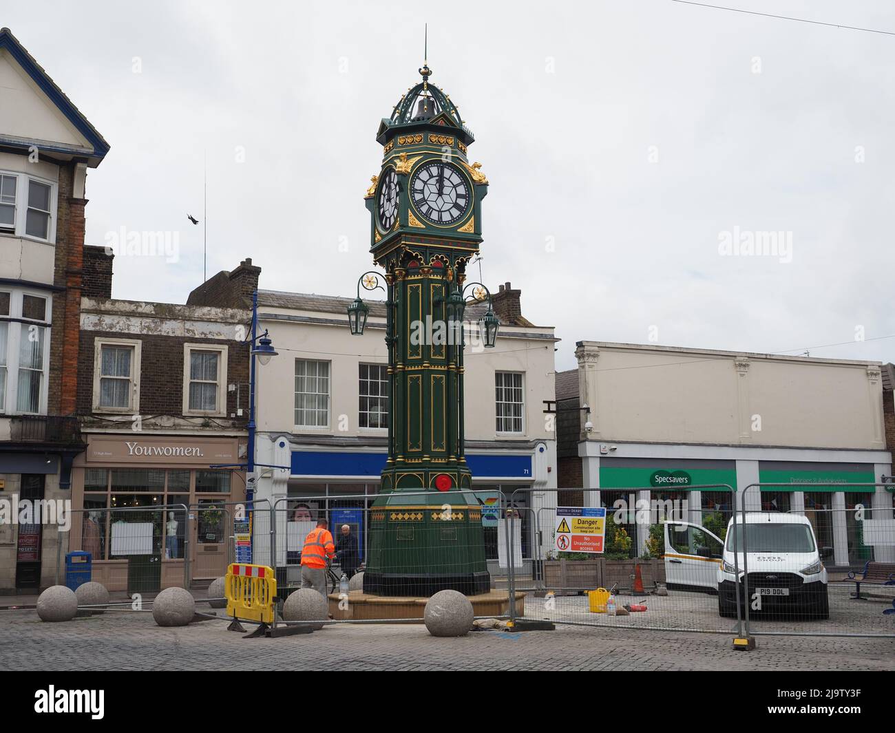 Sheerness, Kent, Großbritannien. 25.. Mai 2022. Jubilee-Strapazen für Sheerness Stadtzentrum/High Street in Kent wurde nach Beschwerden „abgesagt“ die Kunststoffrapaste, die der stadtrat vor einigen Wochen zu installieren begonnen hatte, war zu „laut“. Das Fehlen von „Fanfare“ ist umso seltsamer, als der 120 Jahre alte Uhrenturm im Stadtzentrum gerade erst rechtzeitig vor allem für das Platinum Jubilee Weekend der Queen zurückgegeben und restauriert wurde. In den meisten Jahren umgibt die Uhr die Stadt. Im Bild: Sheerness Stadtzentrum zur Mittagszeit. Kredit: James Bell/Alamy Live Nachrichten Stockfoto