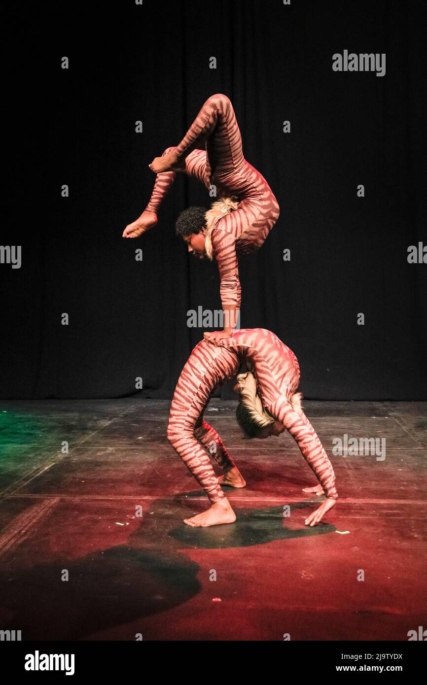 London, Großbritannien. 25.. Mai 2022. Contortionisten und Akrobaten Semeret Getachew und Etsegenet Ashenafi treten auf. Die 15-köpfige Circus Abessinia-Truppe kommt heute beim Underbelly Festival in Earl's Court nach London. Ihre brandneue Show, Tulu, inspiriert von der äthiopischen olympischen Legende Deratu Tulu. Die Show ist eine Mischung aus atemberaubenden Verrenkungen, Akrobatik, Feuerjonglieren und anderen Elementen. Bis zum 18.. Juni wird sie in London uraufgeführt. Kredit: Imageplotter/Alamy Live Nachrichten Stockfoto