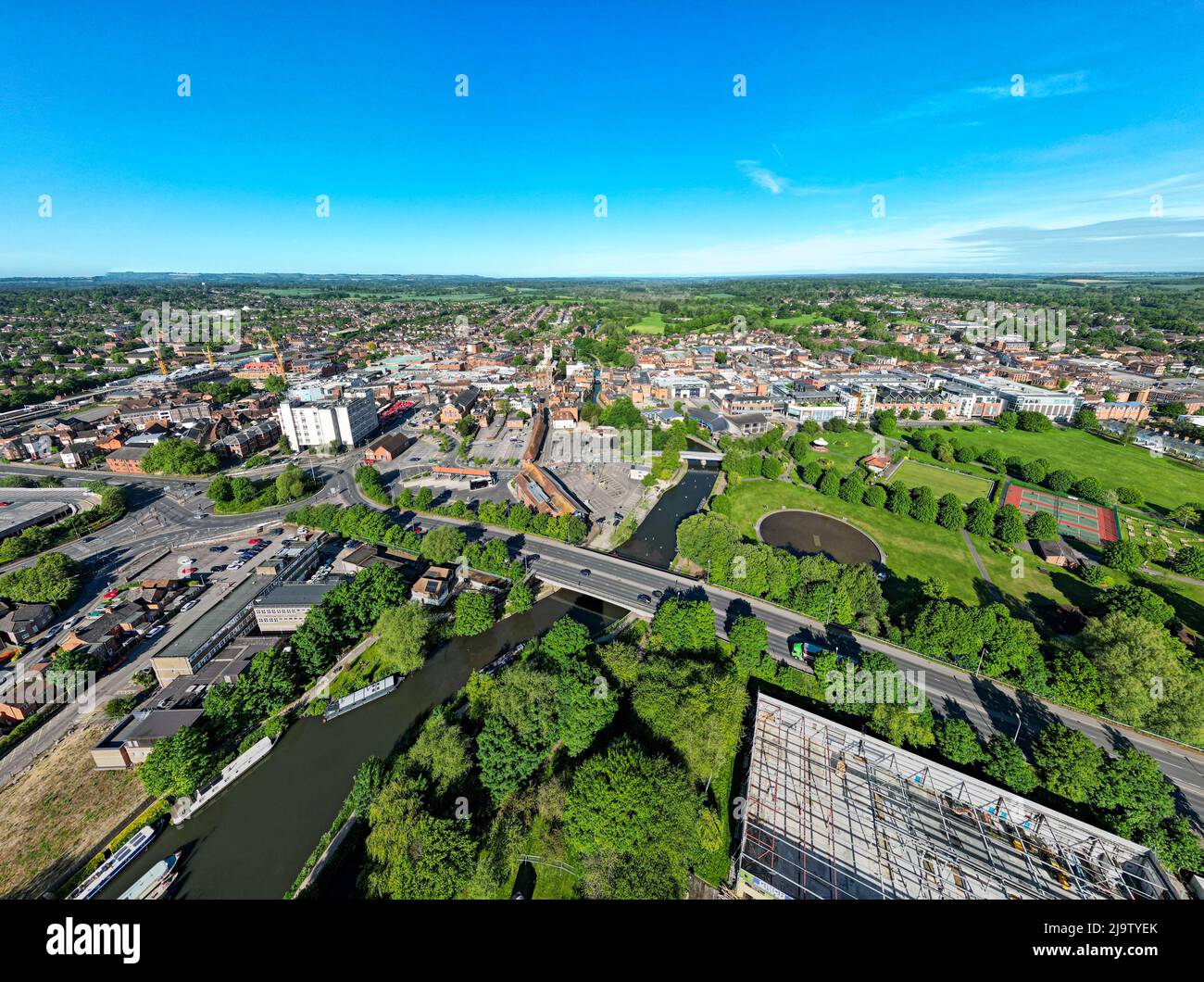 Luftaufnahme von Newbury Town vom Victoria Park nach Westen Stockfoto