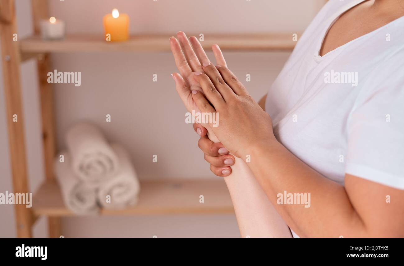 Frau Hände Massage im Spa-Salon, Masseur massieren Hand und Finger zur Entspannung, alternative Medizin, Muskelschwäche Behandlung, Gesundheit und Stockfoto