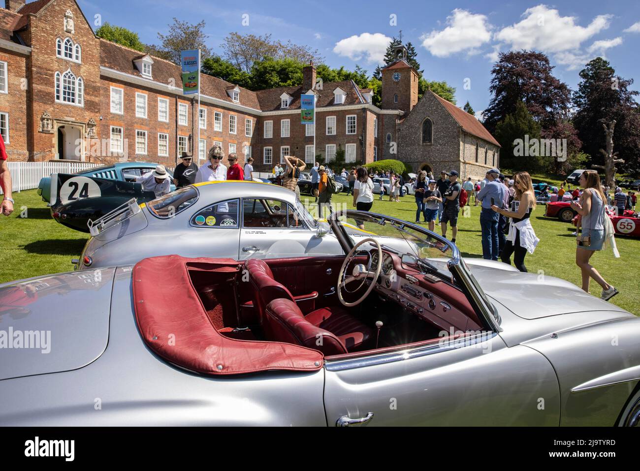 Autofans genießen das warme Wetter beim Supercars & Classics Weekend im Stoner Park, Oxfordshire, Großbritannien Stockfoto