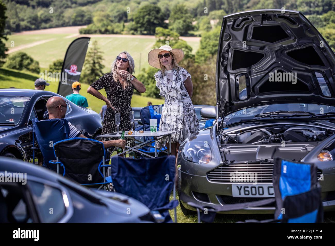 Autofans genießen das warme Wetter beim Supercars & Classics Weekend im Stoner Park, Oxfordshire, Großbritannien Stockfoto