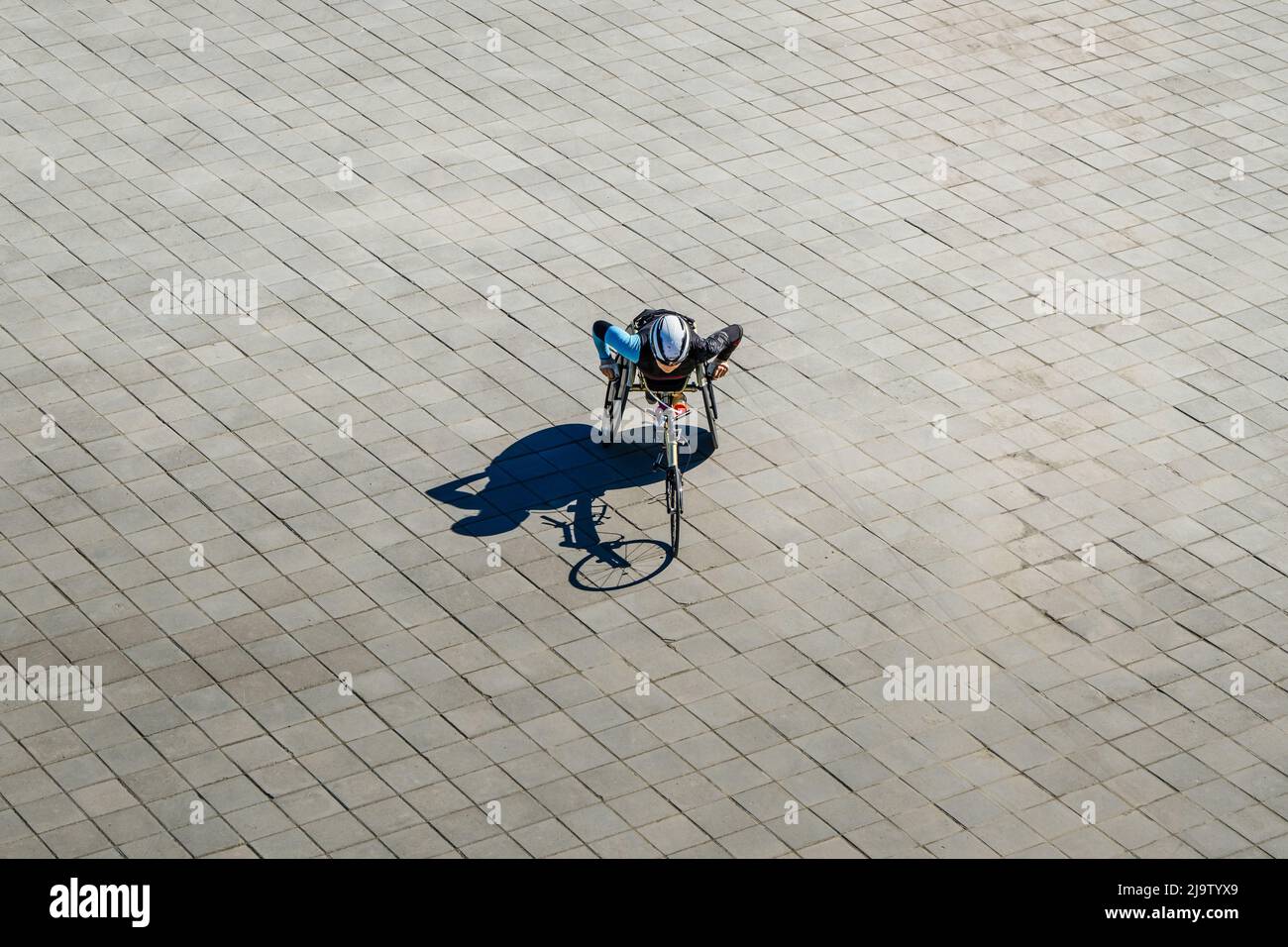 Kazan, Russland - 17. Mai 2022: Behinderter Sportler im Rollstuhl während des Kazan-Marathons Stockfoto