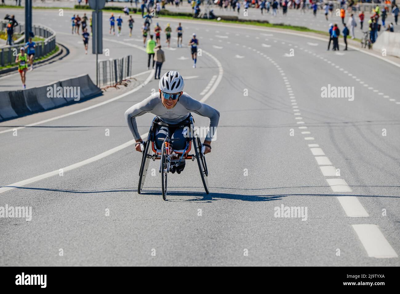 Kazan, Russland - 17. Mai 2022: Behinderter Sportler im Rollstuhl während des Kazan-Marathons Stockfoto