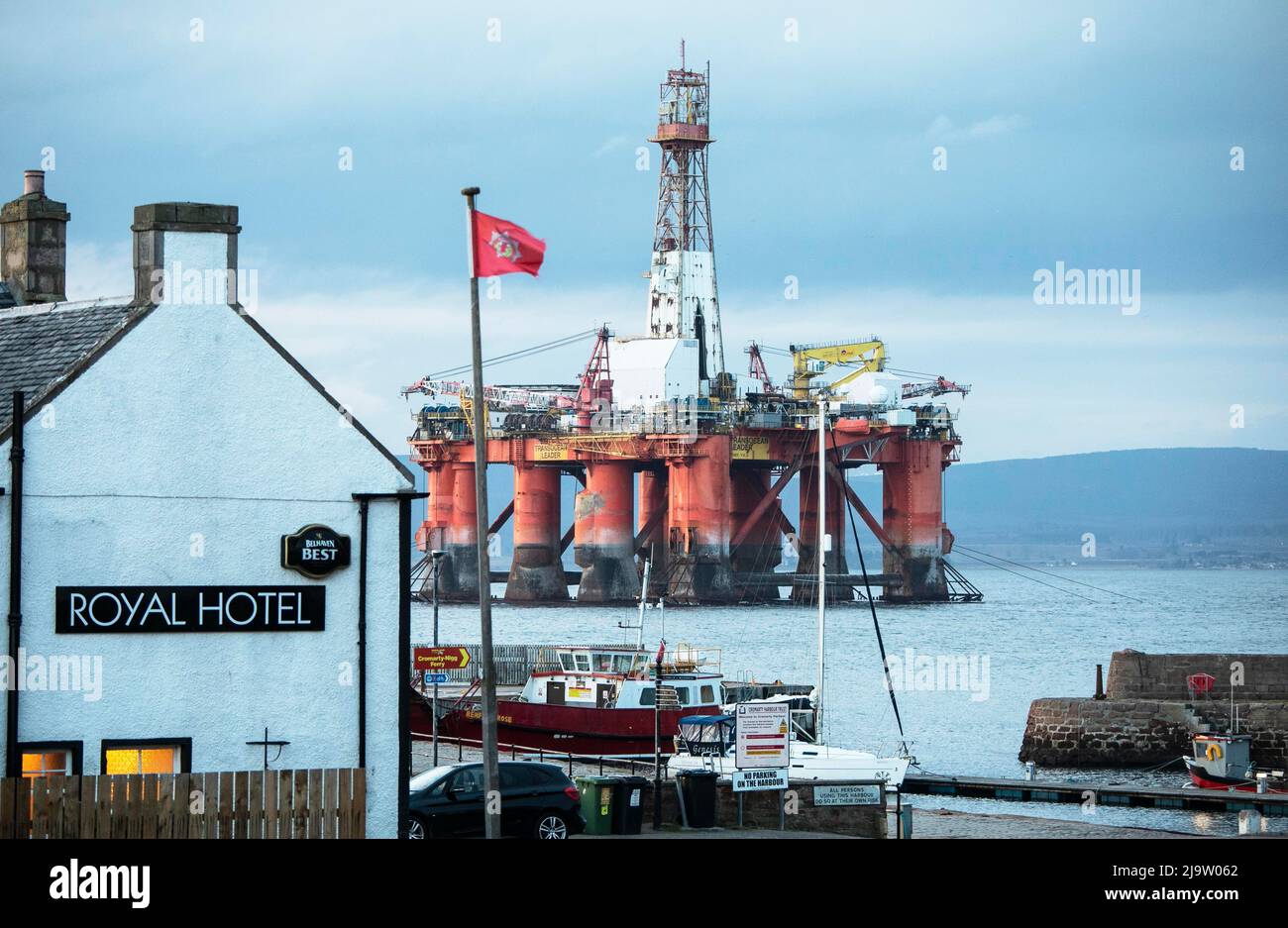 ÖLKRISE.Ölplattformen Cromarty Firth, die wieder in Betrieb sind, plus Wind-Trubine-Beine aus China. Stockfoto