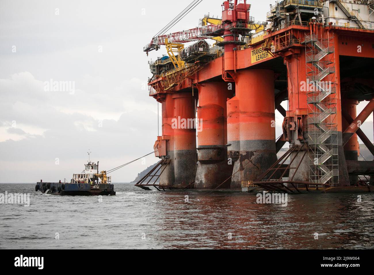 ÖLKRISE.Ölplattformen Cromarty Firth, die wieder in Betrieb sind, plus Wind-Trubine-Beine aus China. Stockfoto