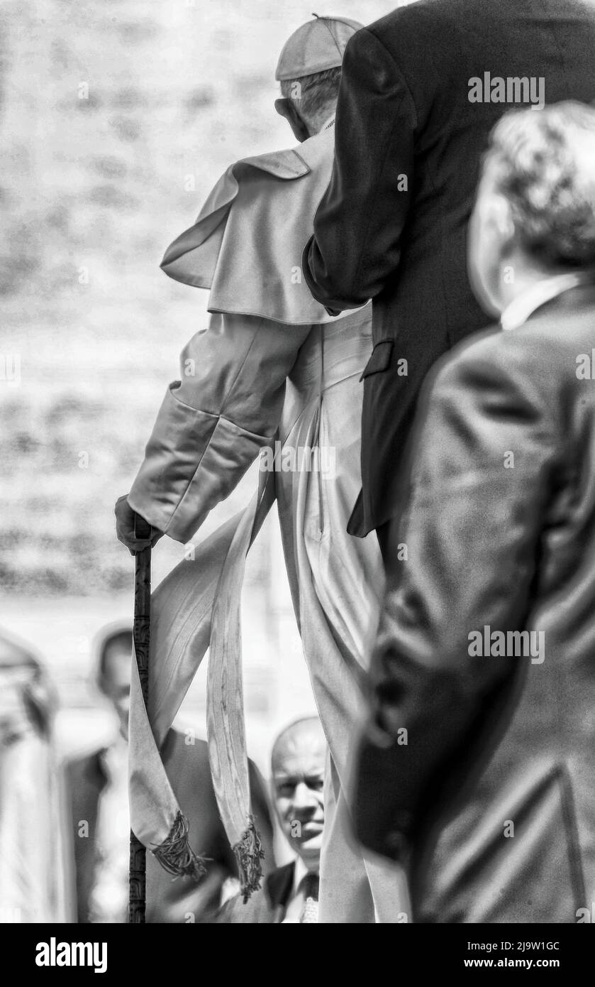 25. Mai 2022 - PAPST FRANZISKUS während der Hochzeitsaudienz auf dem Petersplatz im Vatikan. Der Heilige Vater ging die paar Schritte auf seinen Stuhl zu, half auf dem Weg durch einen Stock. © EvandroInetti via ZUMA Wire (Bild: © Evandro Inetti/ZUMA Press Wire) Stockfoto