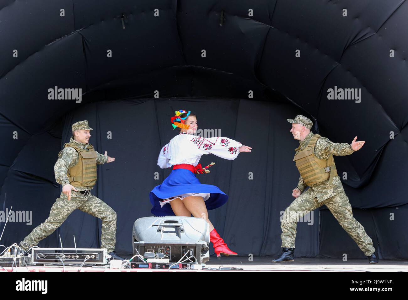 21. Mai 2022, Odessa, Ukraine: Männer in Uniformen der ukrainischen Streitkräfte führen während eines Konzerts im Rahmen der militärisch-patriotischen Aktion "unterstütze deine Unterstützung" einen Tanz mit einer Frau in ukrainischem Nationalkostüm auf. Im Park namens T.G. Schewtschenko, ein Konzert des Offiziershauses fand auf der Rakuschka-Bühne statt. Ziel der Aktion ist es, die Streitkräfte und die Moral der Bevölkerung zu unterstützen. (Bild: © Viacheslav Onyshchenko/SOPA Images via ZUMA Press Wire) Stockfoto