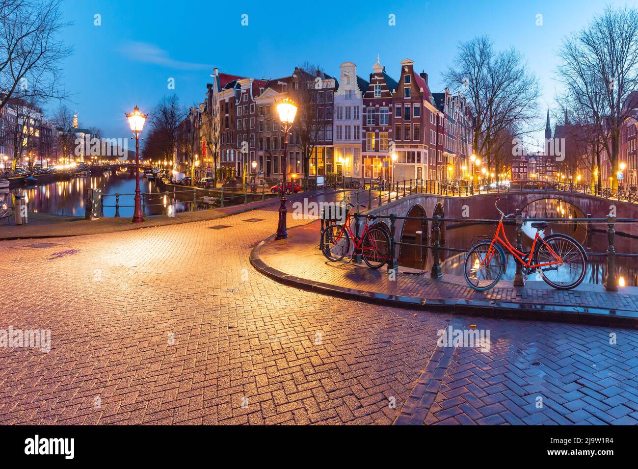 Amsterdam Kanal Keizersgracht mit typischen holländischen Häusern und Brücke während der morgendlichen blauen Stunde, Holland, Niederlande Stockfoto