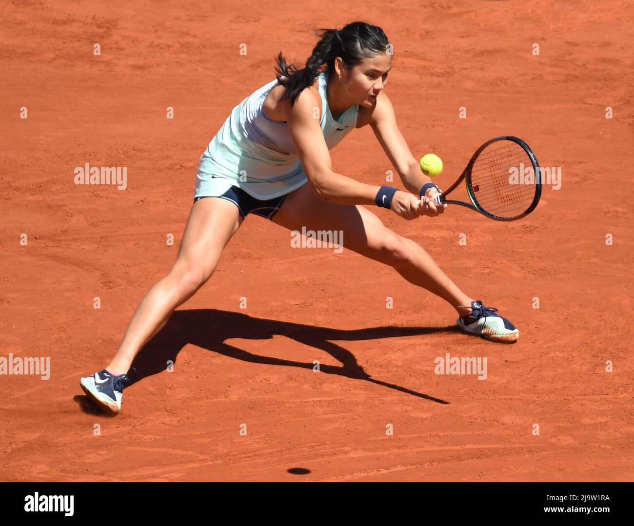 Paris, Frankreich. 25.. Mai 2022. Roland Garros Paris French Open 2022 Tag 4 26052022 Emma Raducanu (GBR) verliert das zweite Spiel Credit: Roger Parker/Alamy Live News Stockfoto Paris, Frankreich. 25.. Mai 2022. Roland Garros Paris French Open 2022 Tag 4 26052022 Emma Raducanu (GBR) verliert das zweite Spiel Credit: Roger Parker/Alamy Live News Stockfoto