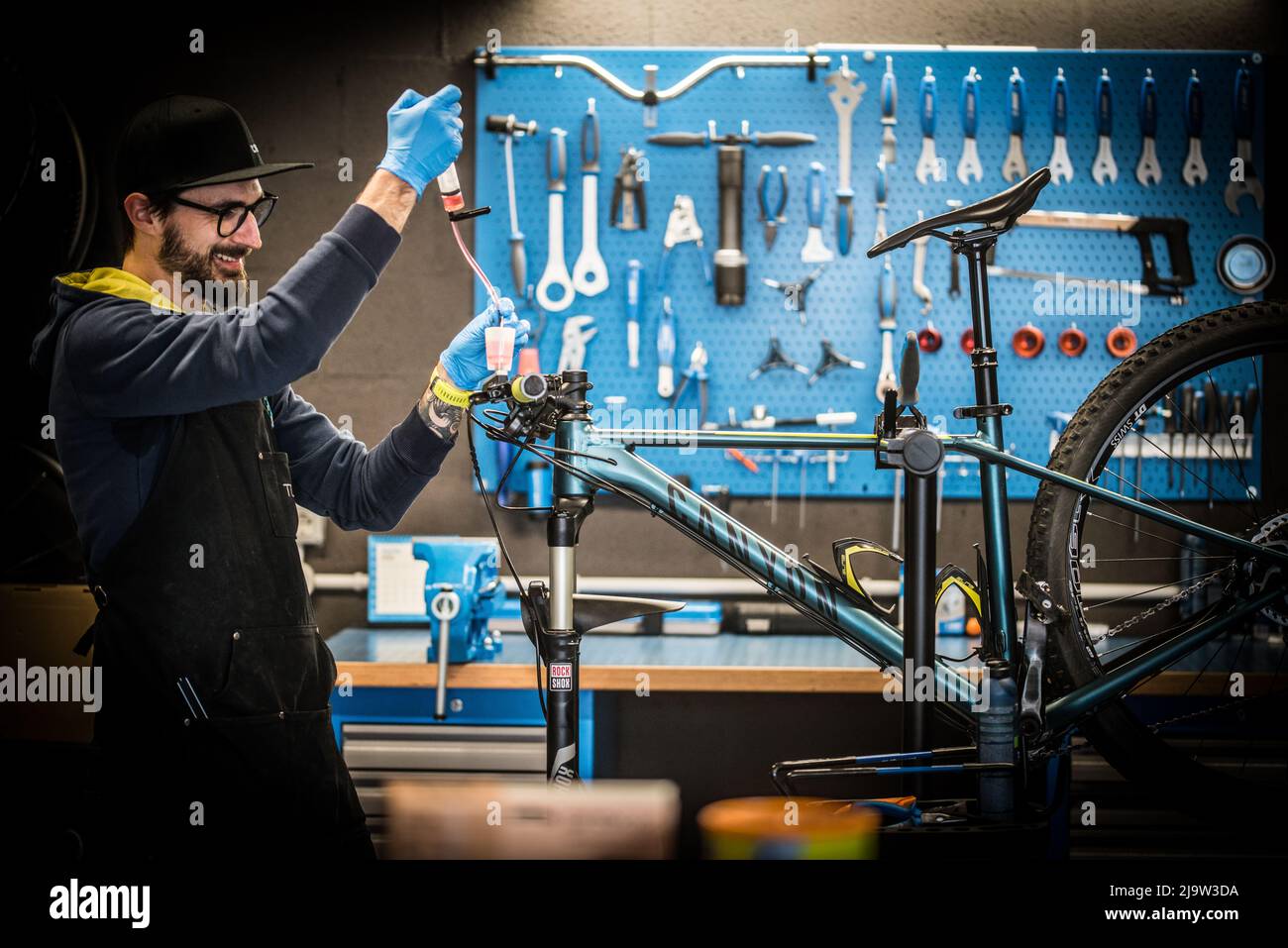 Mechaniker bei der Arbeit am Mountainbike Stockfoto