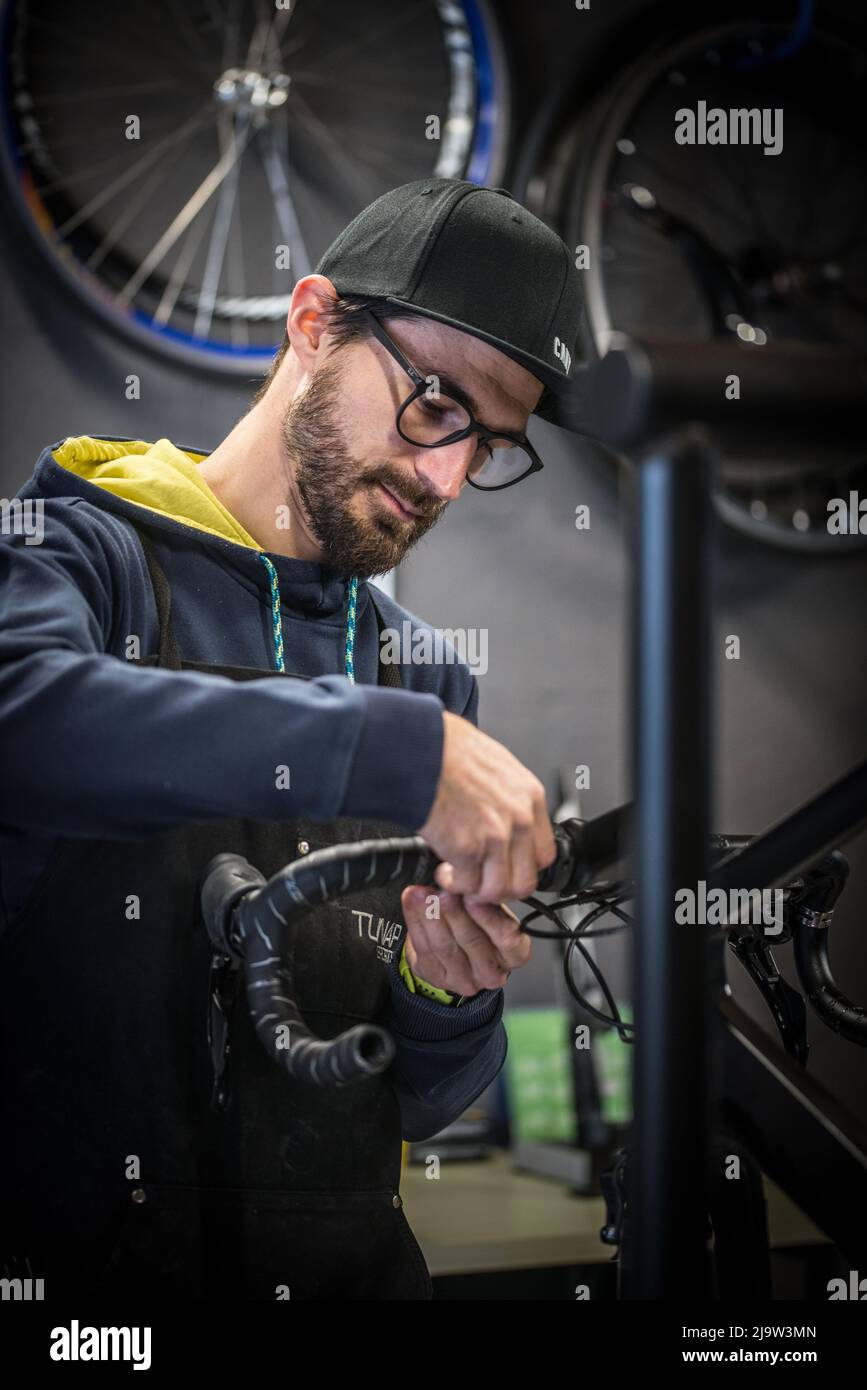 Mechaniker bei der Arbeit am Mountainbike Stockfoto