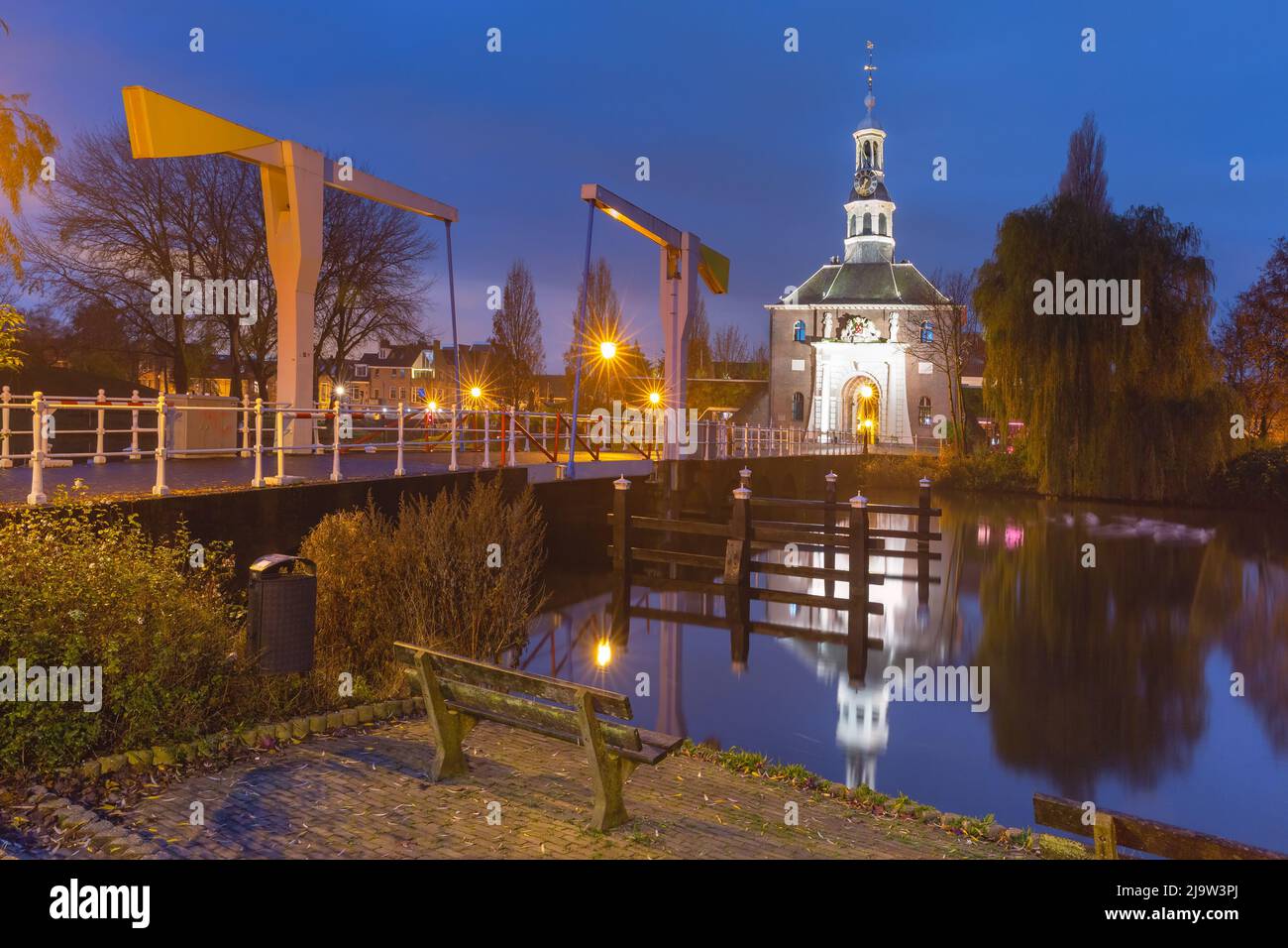 Nachtstadttor Zijlpoort und Zijlpoortsbrug-Brücke in Leiden, Südholland, Niederlande Stockfoto