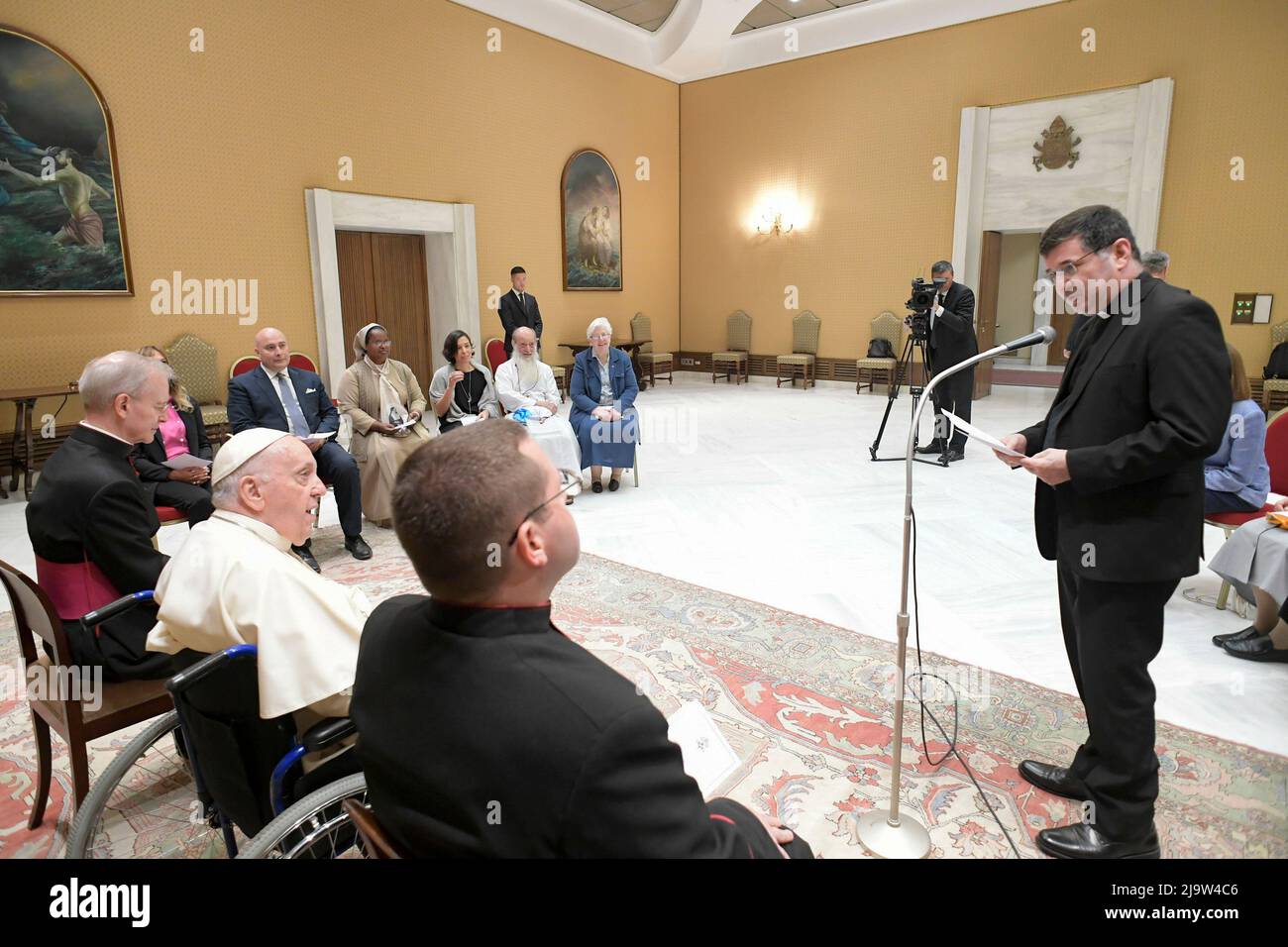 Vatikan, Vatikan. 25.. Mai 2022. Italien, Rom, Vatikan, 22/05/25.Papst Franziskus empfängt in Audienz eine Delegation des "Globalen Solidaritätsfonds" beim Vatikan Foto von Vatican Media/Catholic Press Photo. BESCHRÄNKT AUF REDAKTIONELLE VERWENDUNG - KEIN MARKETING - KEINE WERBEKAMPAGNEN Kredit: Unabhängige Fotoagentur/Alamy Live News Stockfoto