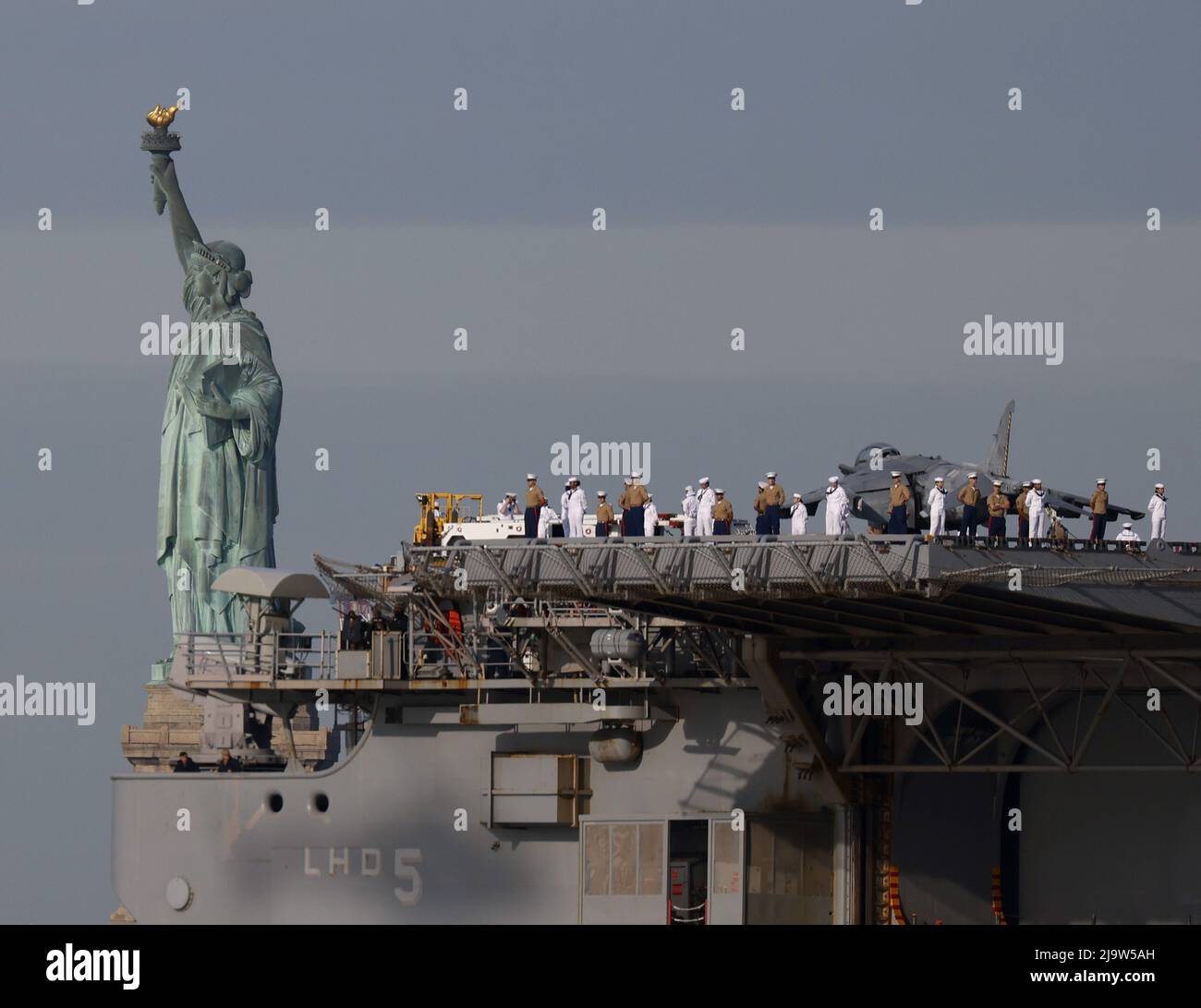 New York, Usa. 25.. Mai 2022. Männer und Frauen in Uniform stehen auf dem Deck der USS Bataan, während sie sich zusammen mit anderen Militärschiffen an der Freiheitsstatue vorbeibewegt, während die Flottenwoche mit der Ankunft von Schiffen der Marine- und Küstenwache beginnt, die den Hudson River hinauffahren und an der vorbeifahren Intrepid Museum in New York City am Mittwoch, 25. Mai 2022. Foto von John Angelillo/UPI Credit: UPI/Alamy Live News Stockfoto