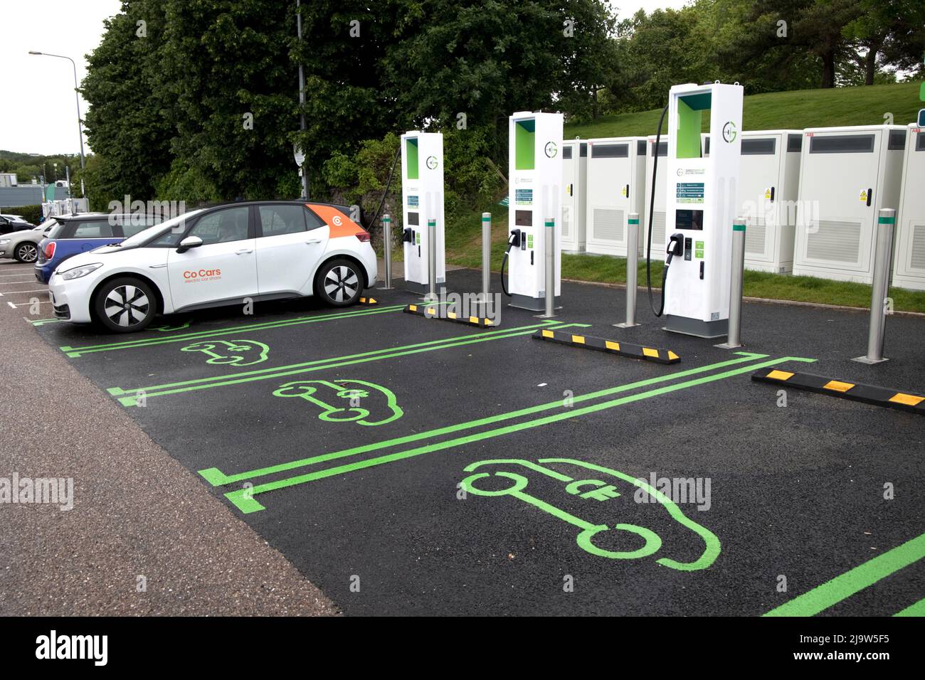 Die neue Gridserve-Bank von EV-Ladepunkten Junction 30 on M5 verfügt über 12 Hochleistungs-Ladegeräte mit einer maximalen Kapazität von 350kW – genug für die neuesten elect Stockfoto