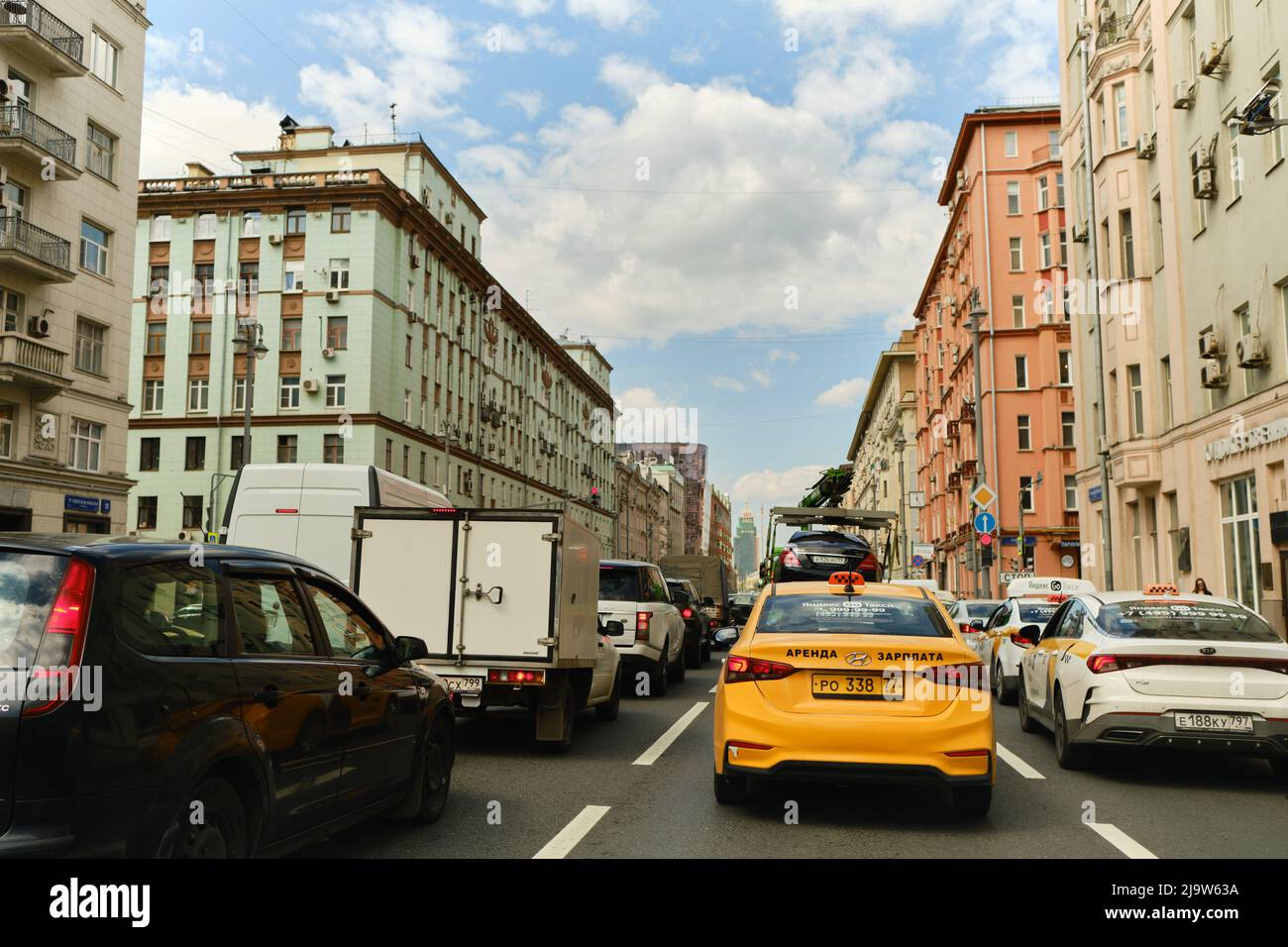 Moskau, Russland - 12. Mai 2022: Viele Autos stecken aufgrund der neuen Ampel in der Tverskaya-Straße im Stau. Taxi, Abschleppwagen, LKW. Blauer Himmel Stockfoto