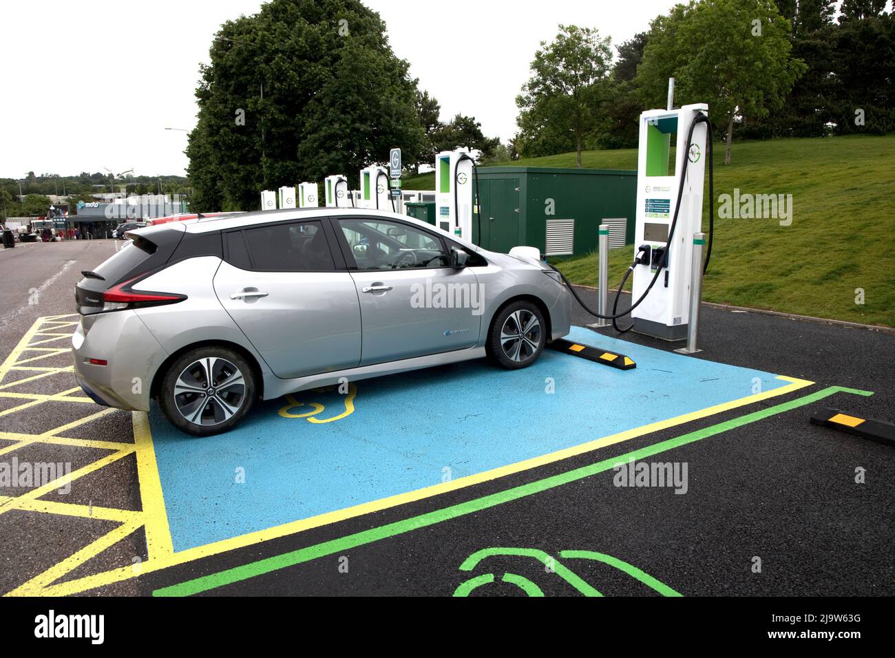 Die neue Gridserve-Bank von EV-Ladepunkten Junction 30 on M5 verfügt über 12 Hochleistungs-Ladegeräte mit einer maximalen Kapazität von 350kW – genug für die neuesten elect Stockfoto