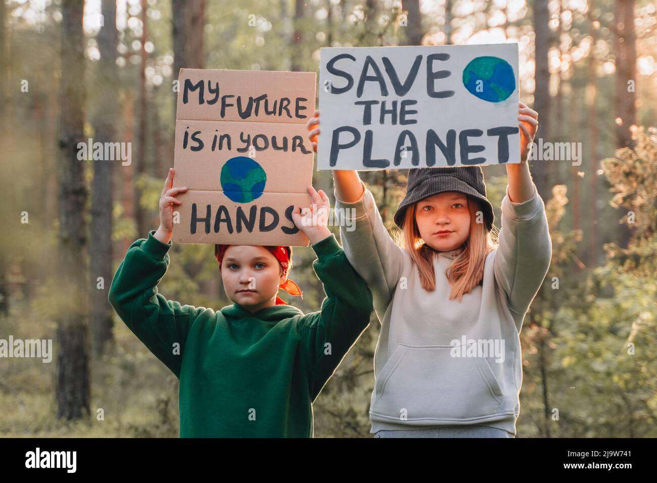 Jugendliche, die mit My Future in Your Hands fotografieren wollen, unterstützen das Plakat Save Planet Movement. Jugendfreiwilliger protestiert für sichere Ökologie, globalen Krieg Stockfoto