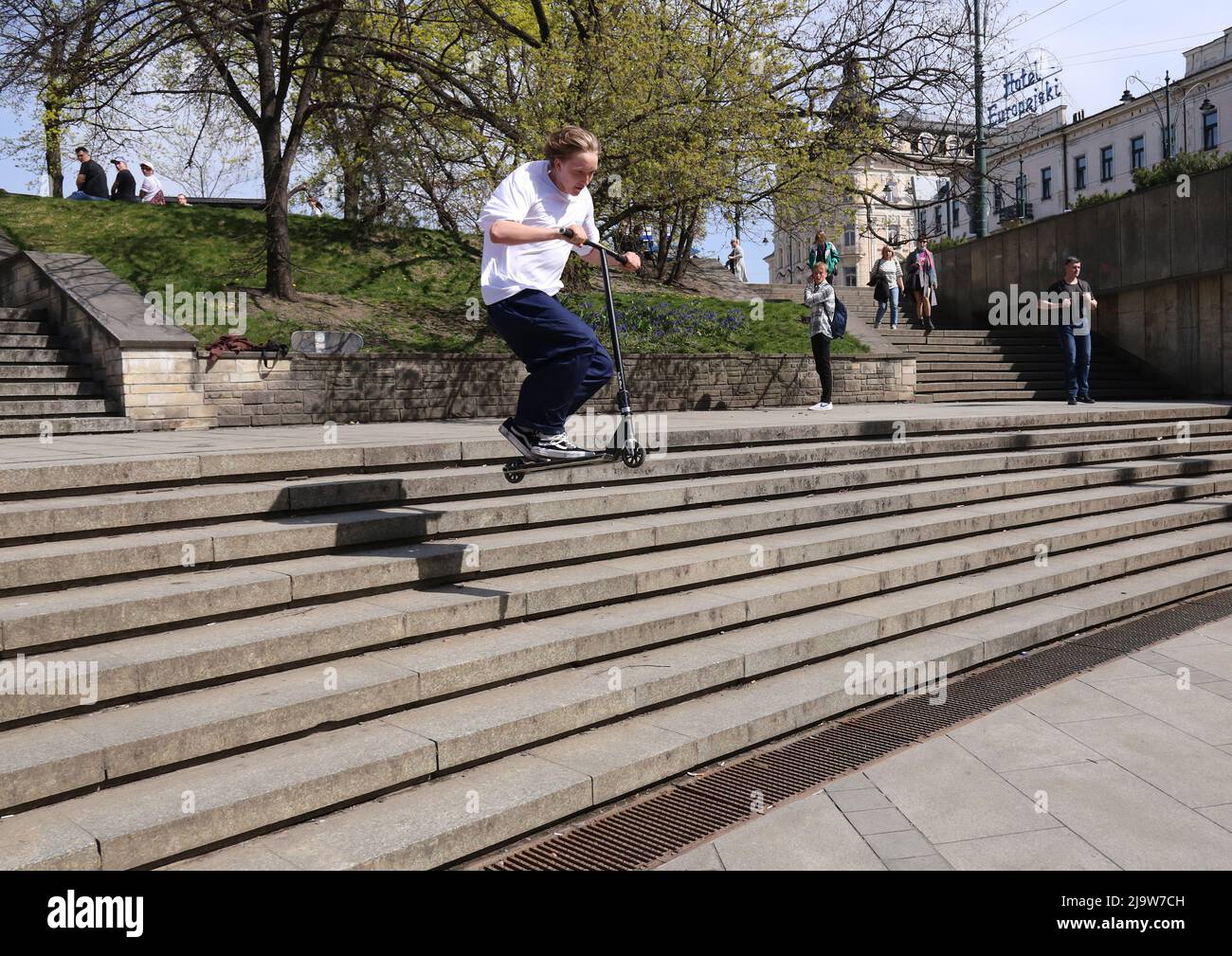 Krakau. Krakau. Polen. Junger Mann springt mit seinem Roller über die Treppe. Scooter-Trick. Stockfoto