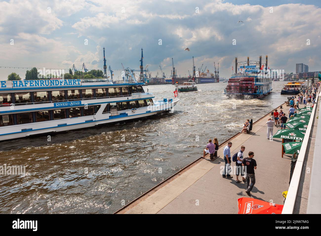 Hamburg, Deutschland - 12. Juli 2011 : Hafen Hamburg. Im Hochsommer warten Ausflugsboote und Passagiere auf Ausflugsboote entlang der Elbe. Stockfoto