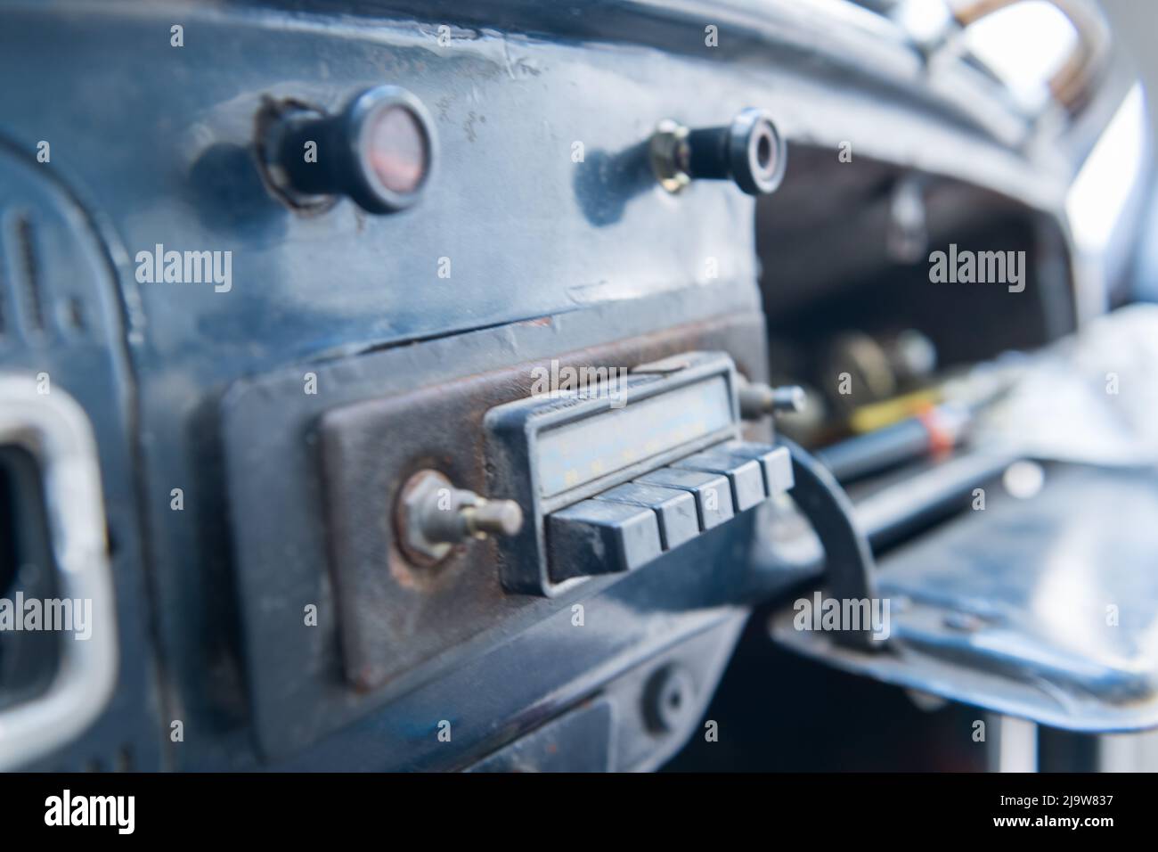 Nahaufnahme des Innenraums eines alten volkswagen-Käfers, der im Vordergrund das alte am/fm-Radio des Autos zeigt. Stockfoto