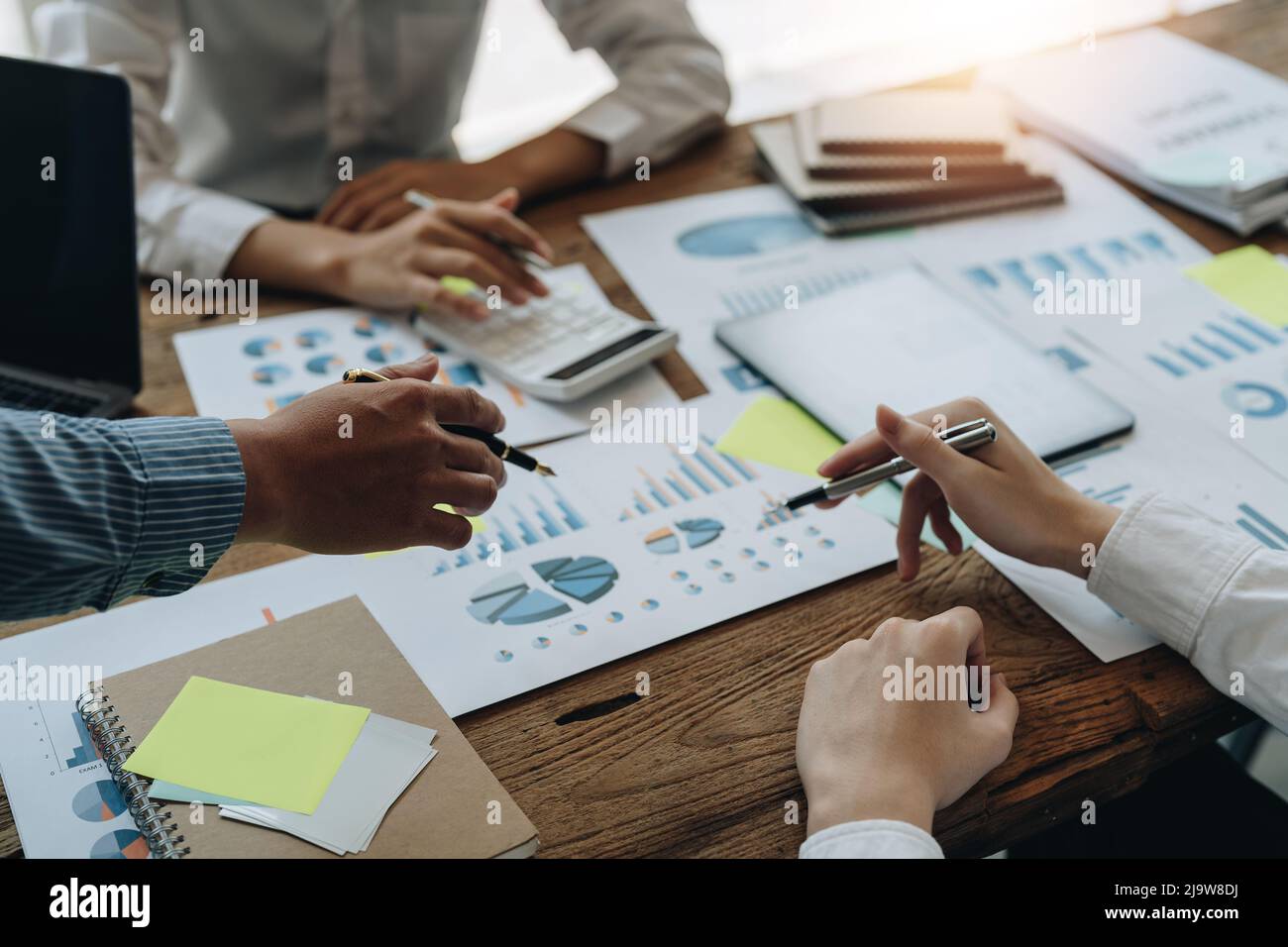 Asian Business Adviser Sitzung zu analysieren und diskutieren die Situation auf dem Finanzbericht im Besprechungsraum.Investment Consultant, Financial Stockfoto