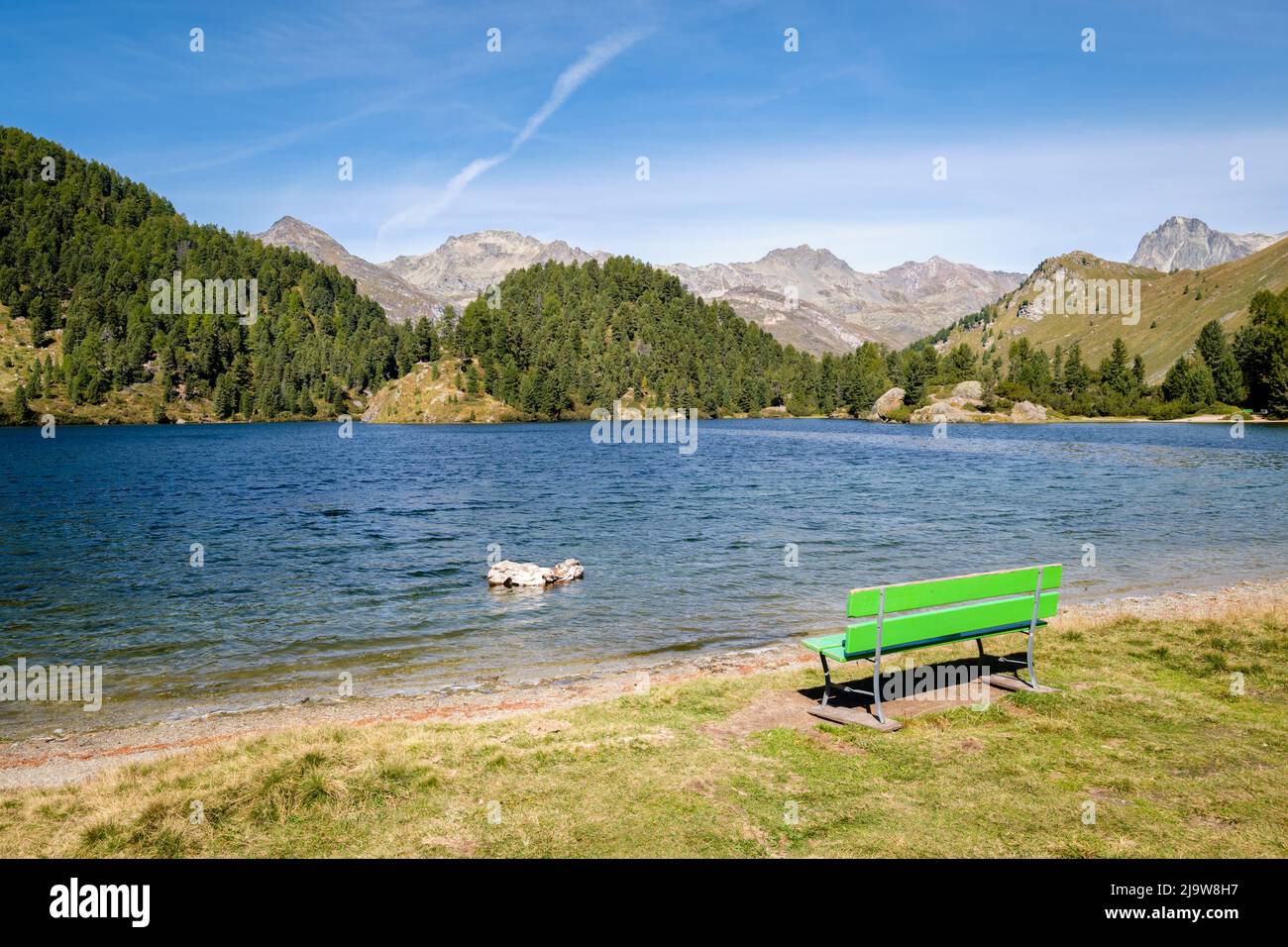 Lake Cavloc (Lägh da Cavloc) im September. Es ist ein See in der Nähe des Maloja Passes im Val Forno (Grisons, Schweiz) und eine Stunde zu Fuß von Maloja entfernt. Stockfoto