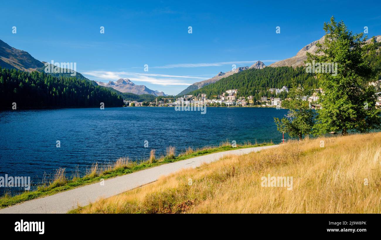 Lake St. Moritz (Grisons, Schweiz) an einem sonnigen Herbstmorgen. Sie ist kleiner als die wichtigsten Seen des oberen Engadine Valley (Sils und Silvaplana) Stockfoto