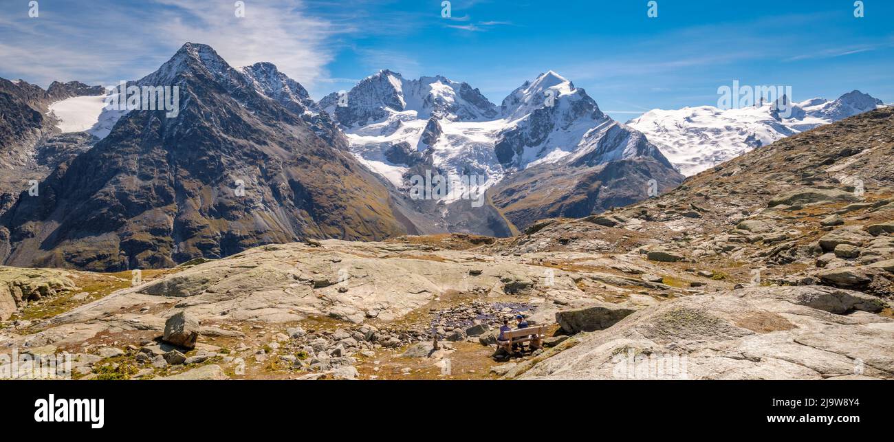 Fuorcla Surlej ist ein Bergpass in den Schweizer Alpen (der das obere Engadine-Tal mit dem Roseg-Tal verbindet) mit atemberaubendem Blick auf das Bernina-Massiv Stockfoto