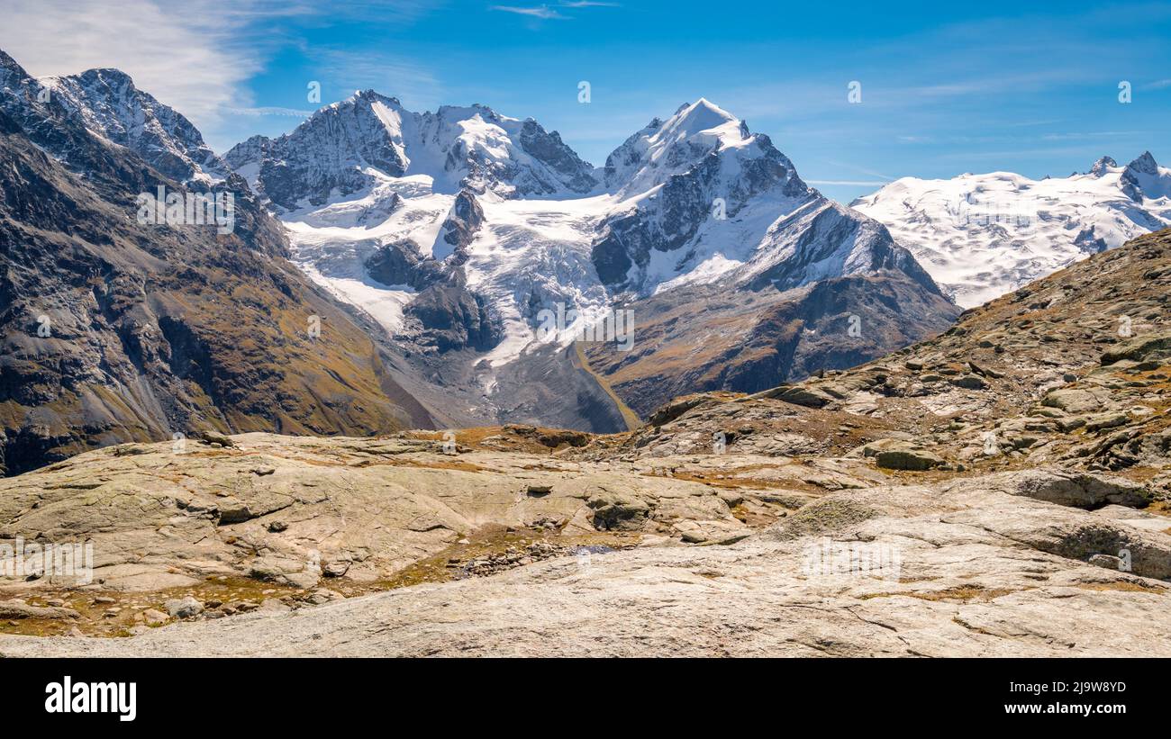 Fuorcla Surlej ist ein Bergpass in den Schweizer Alpen (der das obere Engadine-Tal mit dem Roseg-Tal verbindet) mit atemberaubendem Blick auf das Bernina-Massiv Stockfoto