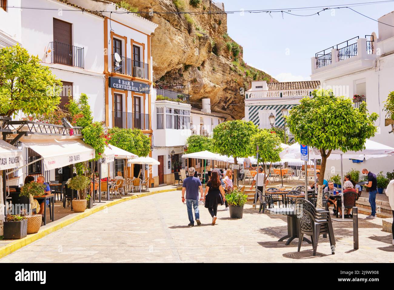 Restaurants in der Nähe des Schlosses. Setenil de las Bodegas, Andalusien. Spanien Stockfoto