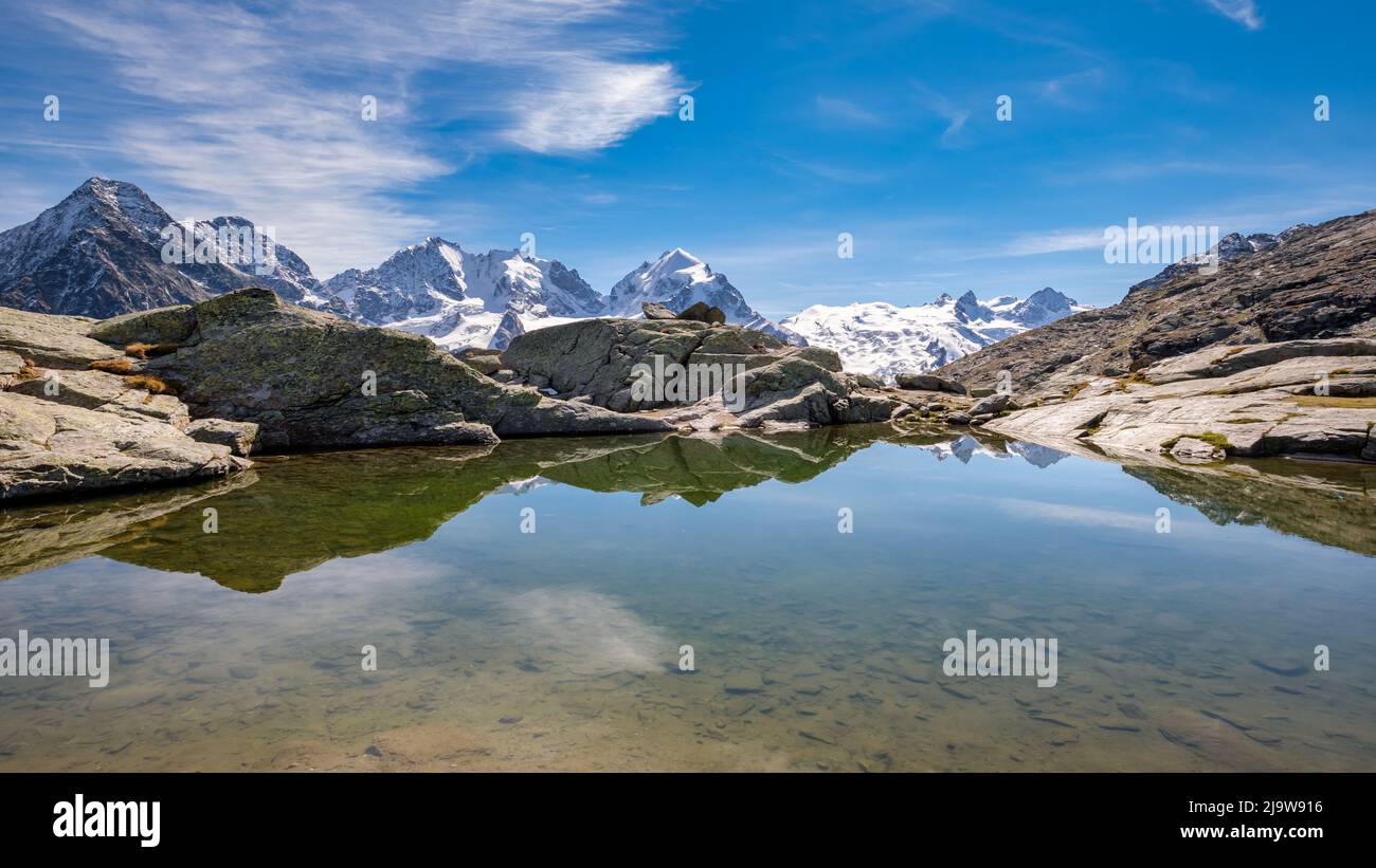 Fuorcla Surlej ist ein Bergpass in den Schweizer Alpen (der das obere Engadine-Tal mit dem Roseg-Tal verbindet) mit atemberaubendem Blick auf das Bernina-Massiv. Stockfoto