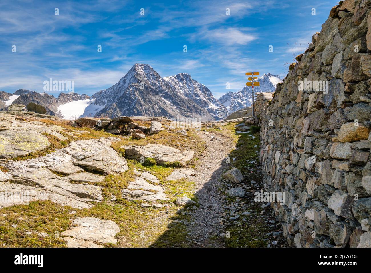 Fuorcla Surlej ist ein Bergpass in den Schweizer Alpen (der das obere Engadine-Tal mit dem Roseg-Tal verbindet) mit atemberaubendem Blick auf das Bernina-Massiv Stockfoto