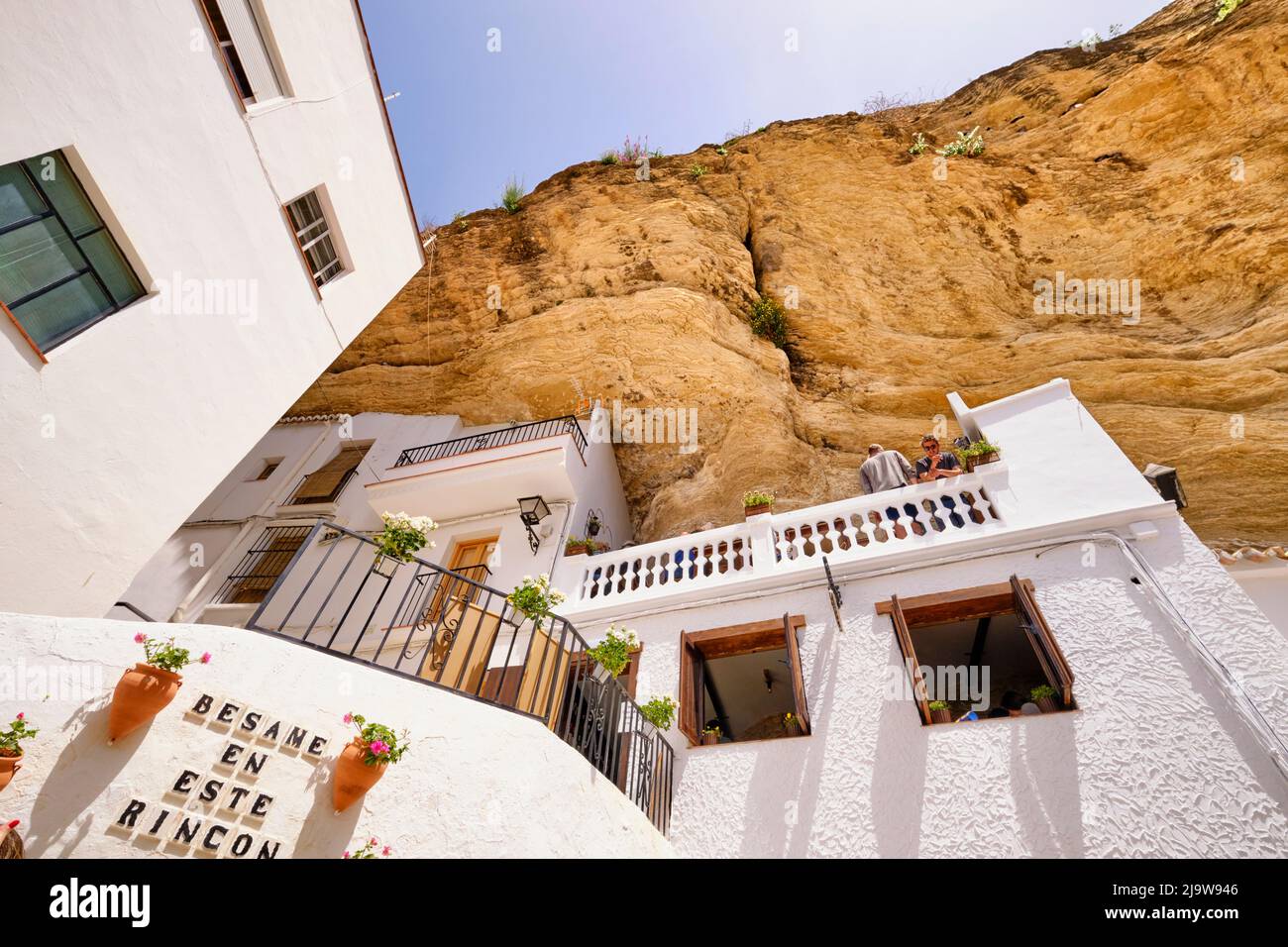 Höhlenwohnungen der Troglodyten in den engen Gassen von Setenil de las Bodegas, Andalusien. Spanien Stockfoto