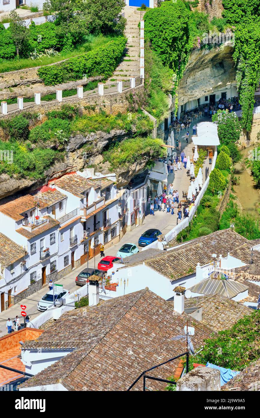 Höhlenwohnungen der Troglodyten in Setenil de las Bodegas, Andalusien. Spanien Stockfoto