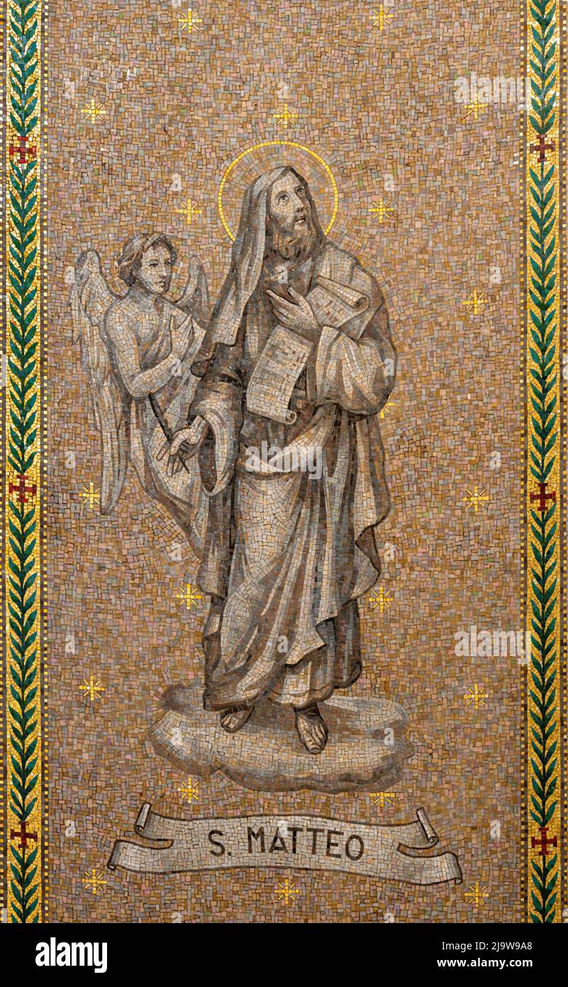 BARI, ITALIEN - 3. MÄRZ 2022: Das Mosaik des heiligen Matthäus Evangelisten in der Kirche Chiesa di San Antonio aus dem Jahr 1987. Stockfoto