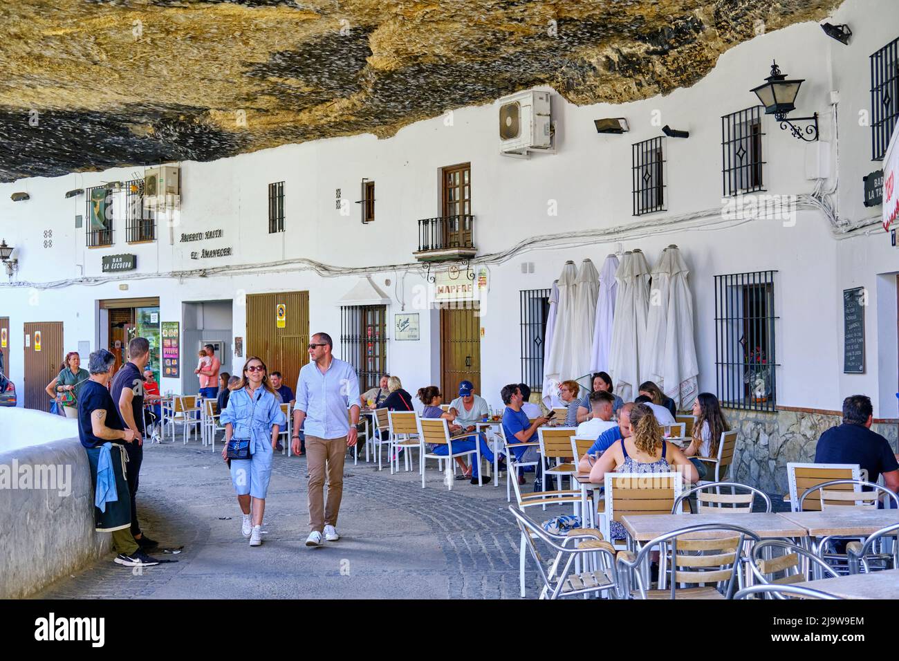 Höhlenwohnungen und Bars in den Troglodyten in Setenil de las Bodegas, Andalusien. Spanien Stockfoto